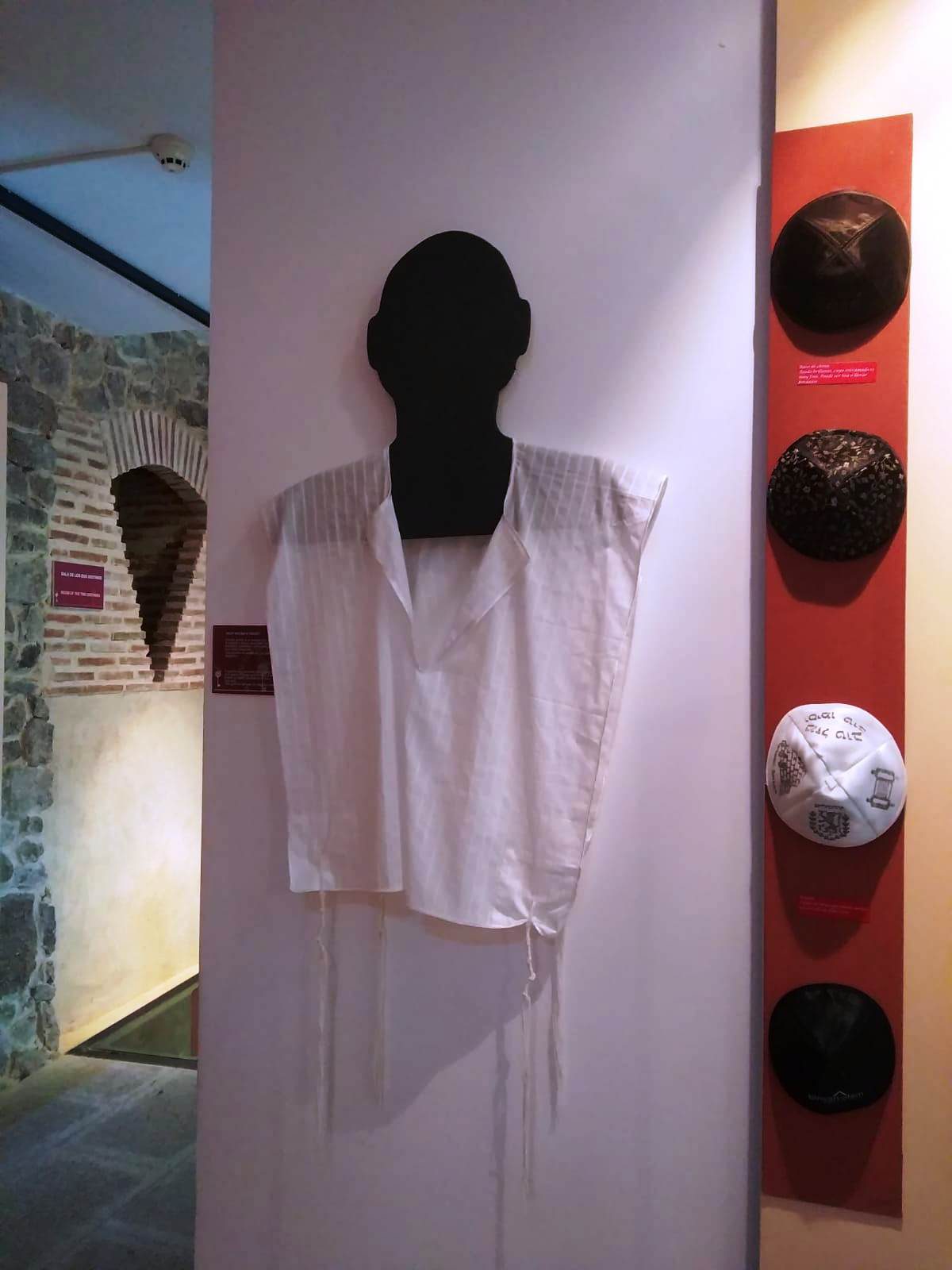 Exposición de kippot en el Museo Judío de Béjar
